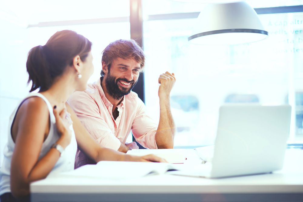 colegas de trabalho discutindo sobre inovação no varejo