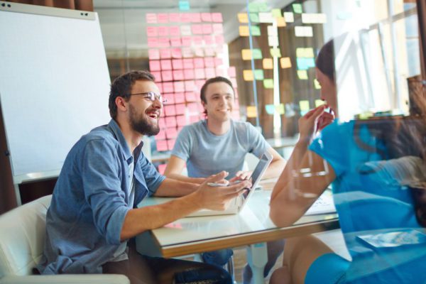 3 pessoas estudando estratégia para marketing de varejo
