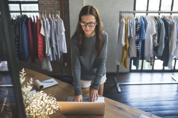 lojista no computador pensando em estratégias de marketing de varejo