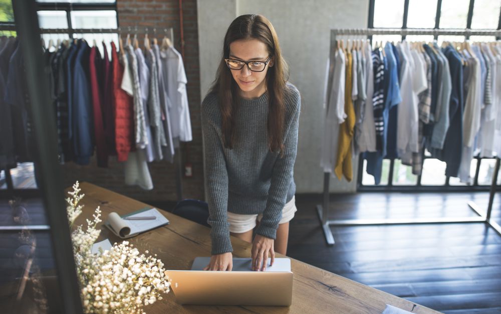 lojista no computador pensando em estratégias de marketing de varejo