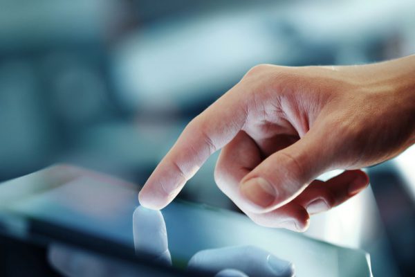 pessoa tocando tablet como inovação no ponto de venda
