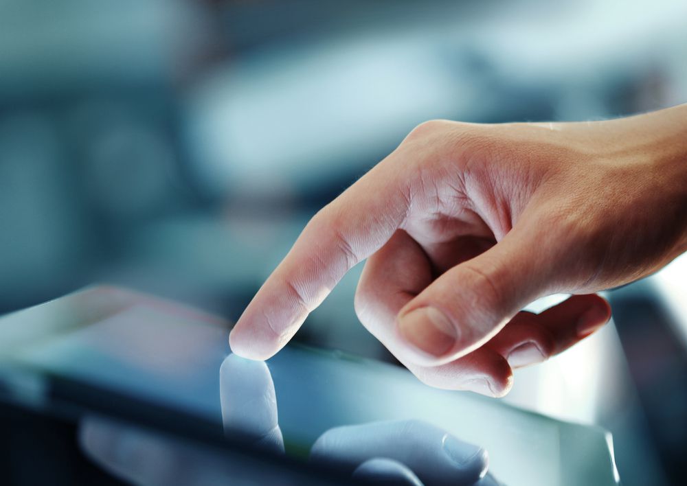 pessoa tocando tablet como inovação no ponto de venda