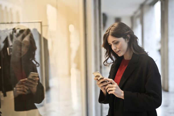 Desafio do varejo: mulher usando smartphone dentro da loja