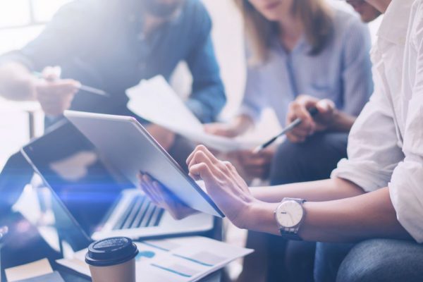 Pessoas traçando inteligência de mercado
