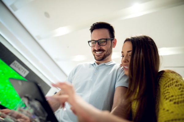 Pessoas participando de experiencia de marca