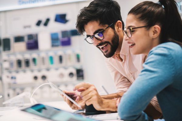 Homem e mulher em lojas utilizando internet das coisas