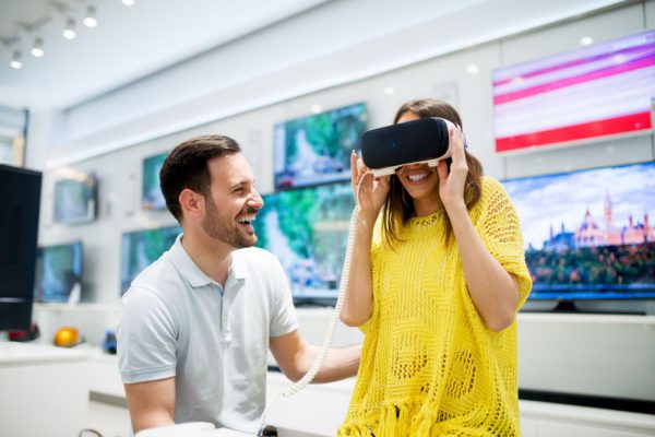 homem e mulher utilizando tecnologia na loja