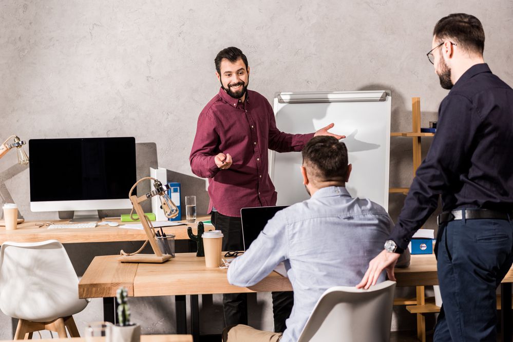 homem ministrando treinamento para a equipe de vendas