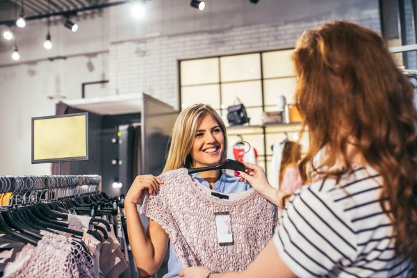 mulher descobrindo produtos dentro da loja
