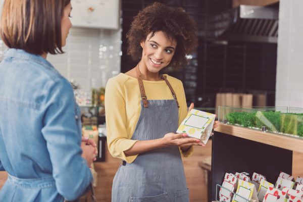 mulher mostrando opções de consumo no PDV