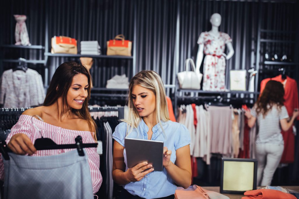 mulheres fazendo compras em loja de shopping