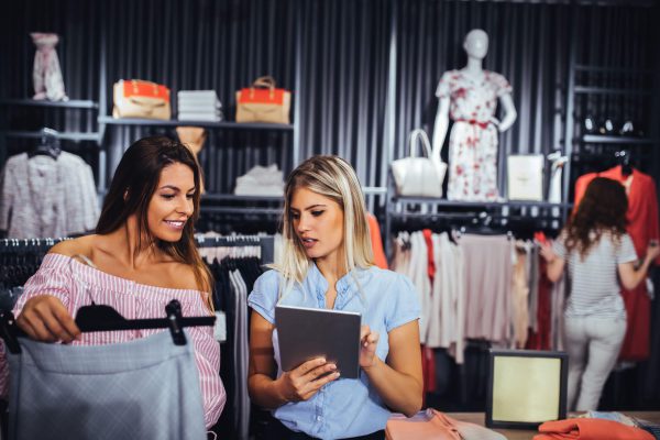 mulheres fazendo compras em loja de shopping