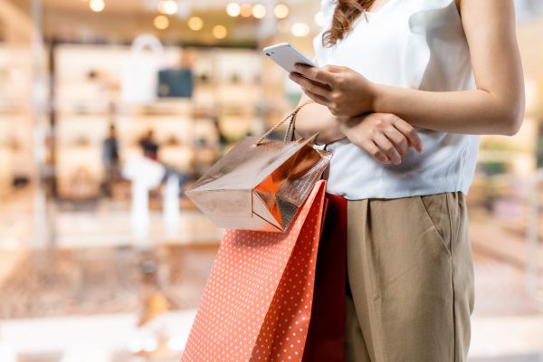 pessoa retirando compra online na loja