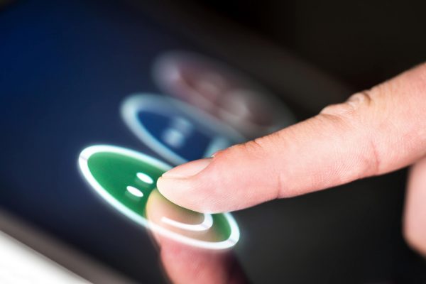 customer experience mostrando usuário interagindo com tela