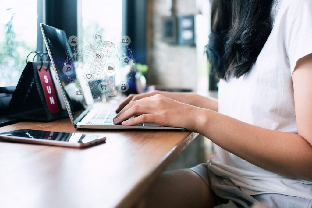 mulher no computador usando o varejo omnichannel