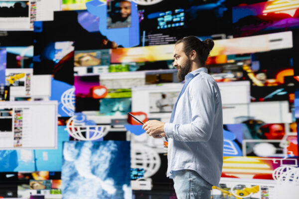 espaço como mídia integrado ao digital com experiência de marca e múltiplos conteúdos visuais