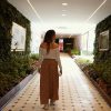 Pessoa caminhando por um ambiente imersivo e biofílico, representando um case de varejo experiencial focado em pertencimento, conexão emocional e jornada do consumidor.