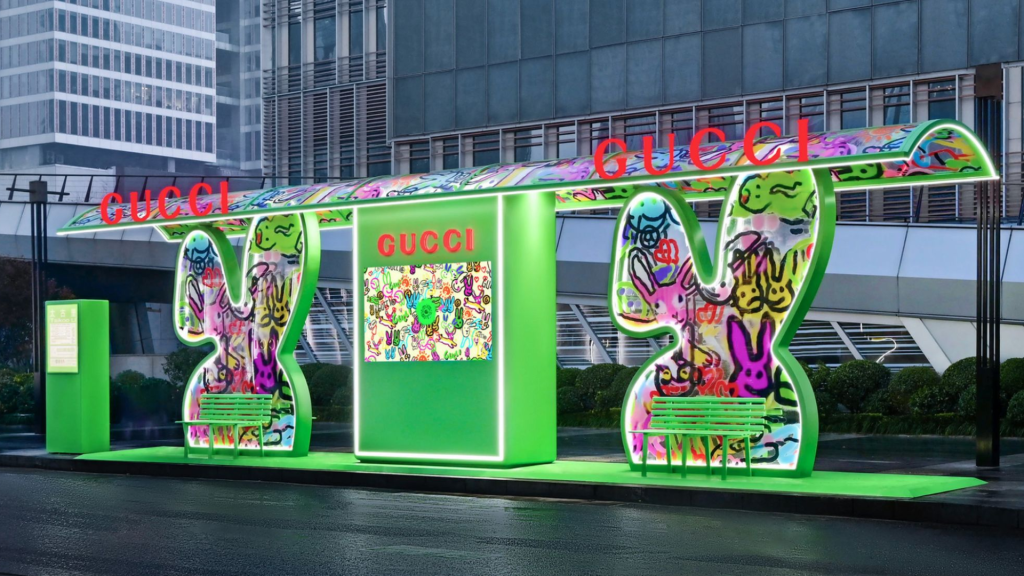 Vitrine tecnológica da Gucci com instalação interativa e iluminação verde em espaço urbano