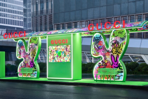 Vitrine tecnológica da Gucci com instalação interativa e iluminação verde em espaço urbano