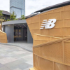 Fachada da loja New Balance com conceito de Custom Shop, oferecendo uma experiência de personalização e inovação no varejo físico.