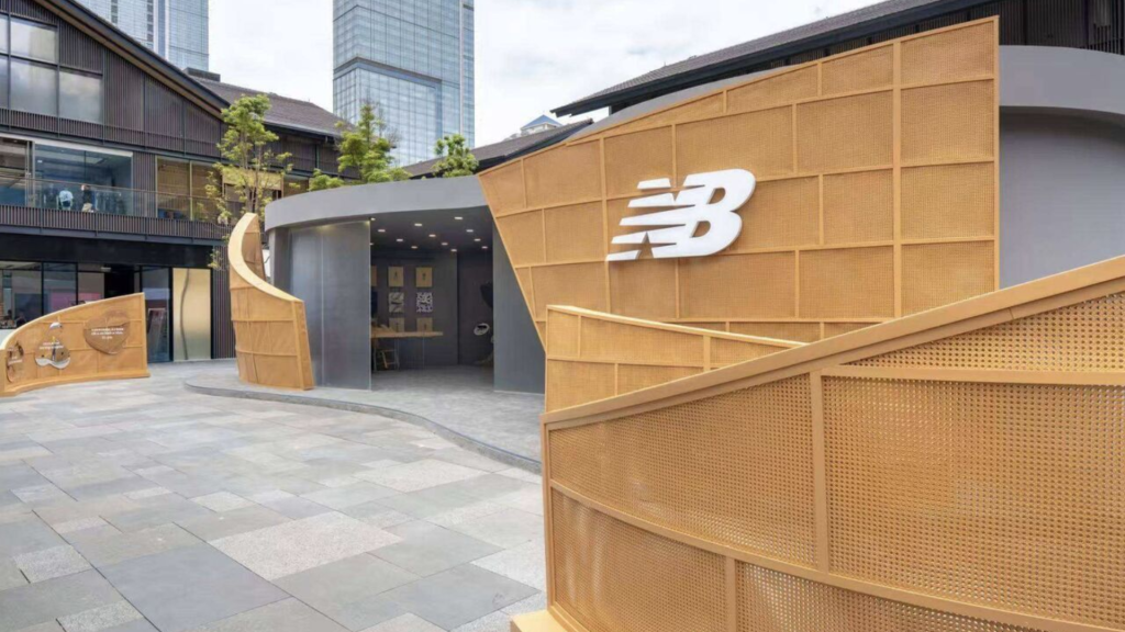 Fachada da loja New Balance com conceito de Custom Shop, oferecendo uma experiência de personalização e inovação no varejo físico.