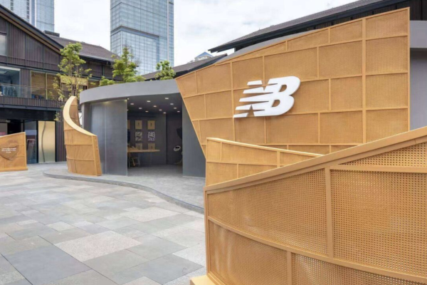 Fachada da loja New Balance com conceito de Custom Shop, oferecendo uma experiência de personalização e inovação no varejo físico.