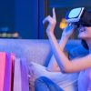 Consumidora utilizando óculos de realidade virtual ao lado de sacolas de compras, ilustrando como o retailtainment combina tecnologia e entretenimento para transformar a experiência no varejo.