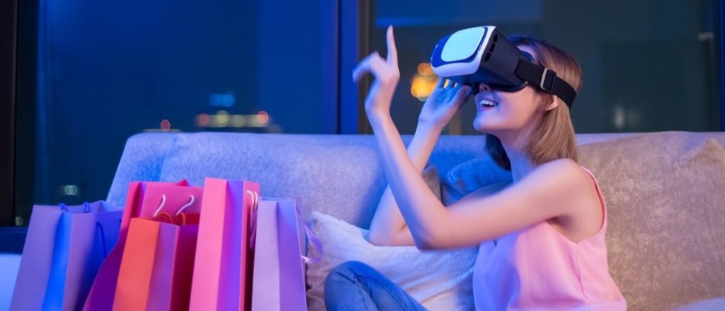 Consumidora utilizando óculos de realidade virtual ao lado de sacolas de compras, ilustrando como o retailtainment combina tecnologia e entretenimento para transformar a experiência no varejo.