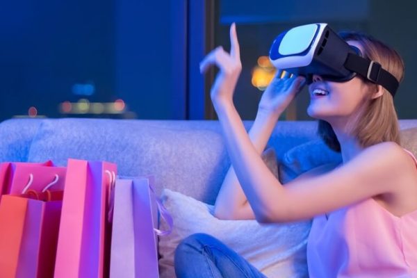 Consumidora utilizando óculos de realidade virtual ao lado de sacolas de compras, ilustrando como o retailtainment combina tecnologia e entretenimento para transformar a experiência no varejo.