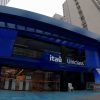 Banco Itaú Uniclass com fachada azul e ambiente de atendimento integrado à experiência digital