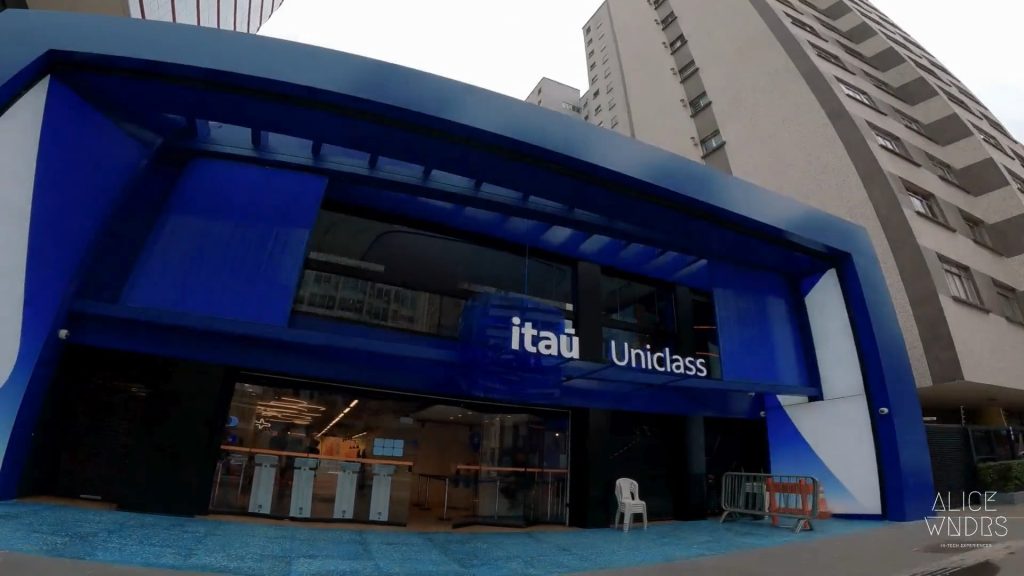 Banco Itaú Uniclass com fachada azul e ambiente de atendimento integrado à experiência digital