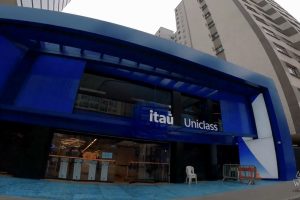 Banco Itaú Uniclass com fachada azul e ambiente de atendimento integrado à experiência digital