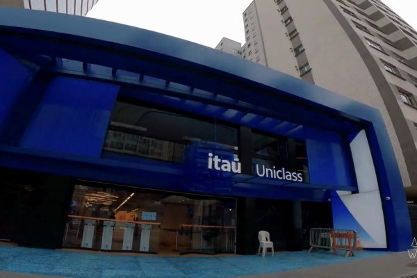 Banco Itaú Uniclass com fachada azul e ambiente de atendimento integrado à experiência digital